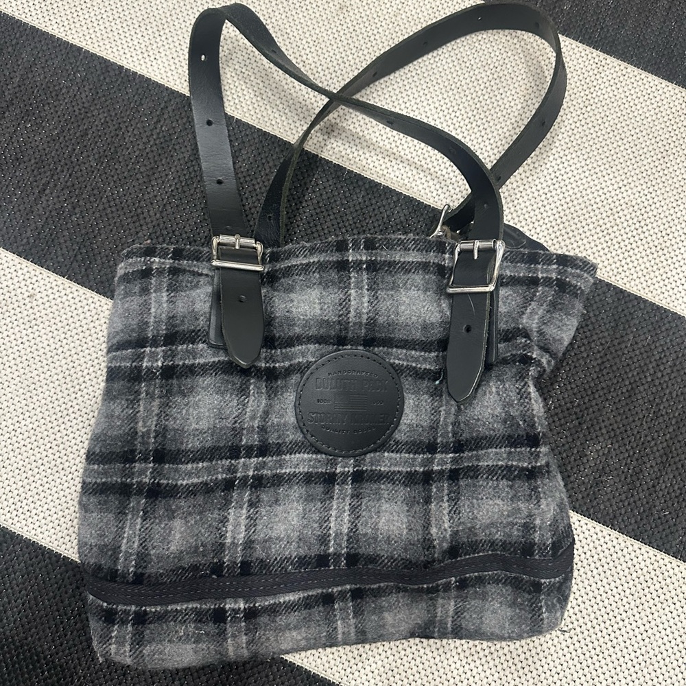 Duluth Pack Greay en black bag